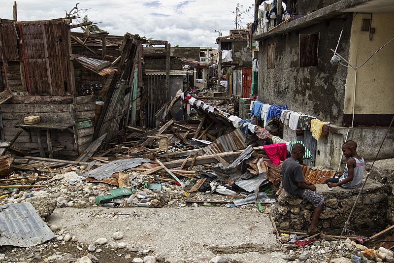 Habitantes de la ciudad de Jeremie, Haití, desolados tras el paso del huracán Matthew