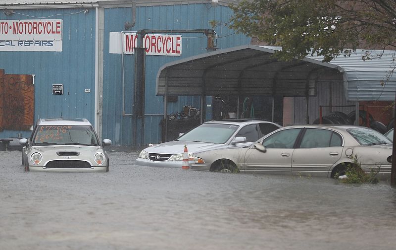 Coches en un aparcamiento inundado en St Augustine, Florida (EE.UU.)