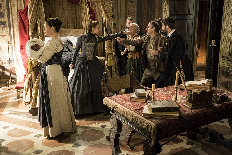 Águila Roja - Lucrecia echa a los Gordillo