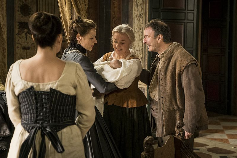 Águila Roja - Lucrecia conoce a su nieta