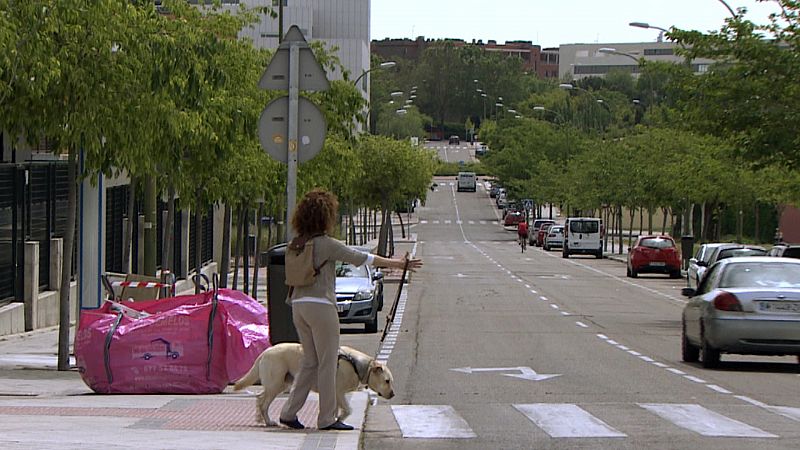 Rosana, cruzando la calle con su perra Udala