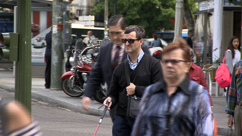 Miguel camina por la ciudad