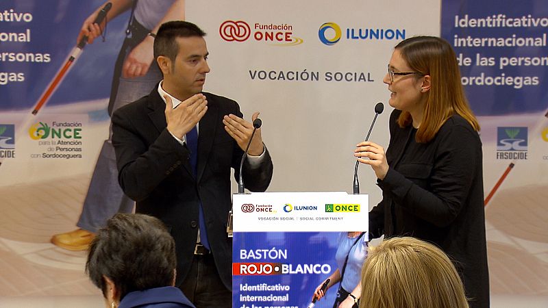 Presentación del bastón rojo y blanco que distingue a los sordociegos