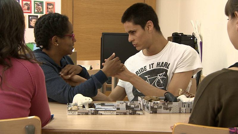 Genet trabajando con Juande, un interno