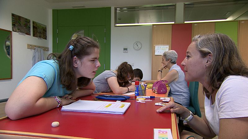 La profesora Elena y su alumna Jenni, en clase en el CRE de Moratalaz