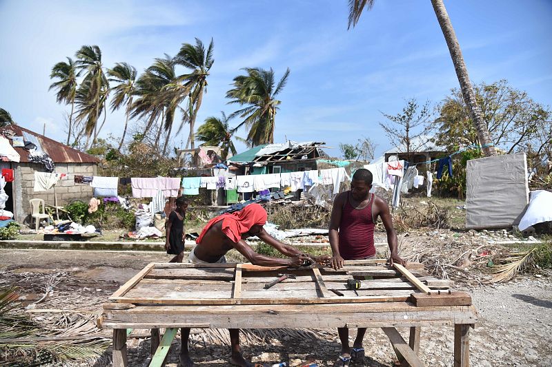 Los afectados por el huracán Matthew intentan volver a la normalidad