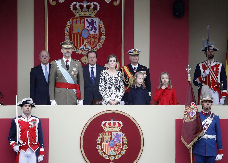 Los reyes, con sus hijas, presiden el desfile militar