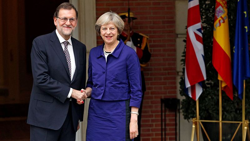 Rajoy transmite a May su "pesar" por el 'Brexit'