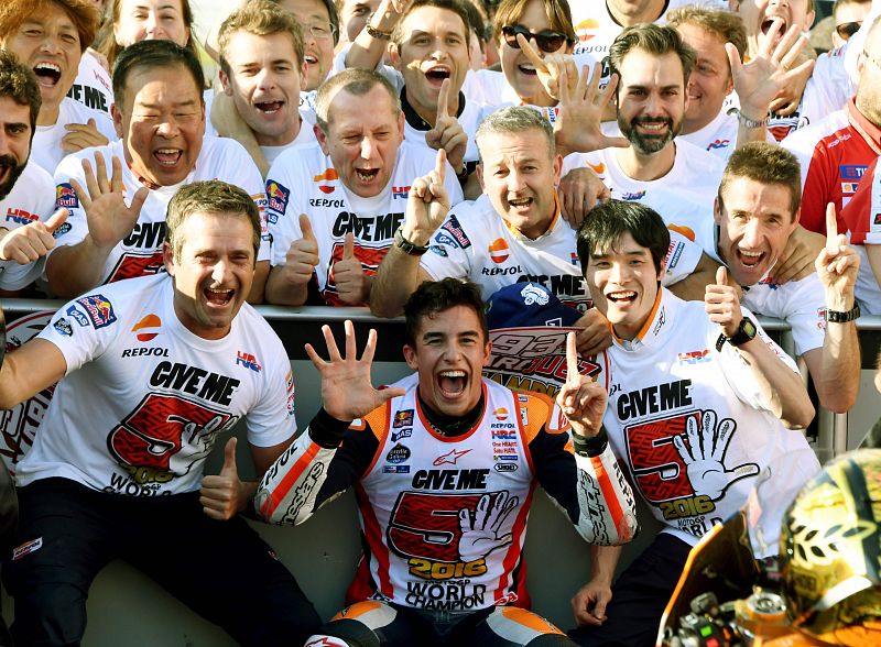 Márquez celebra el título con su equipo