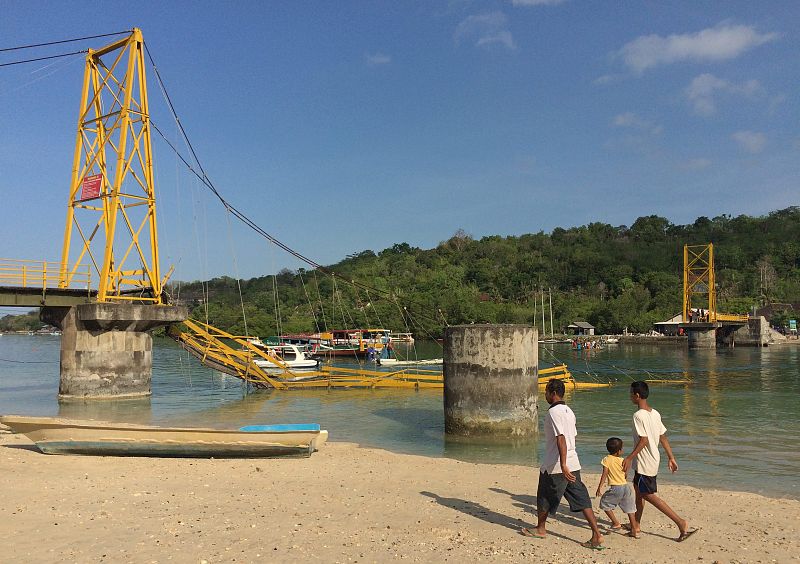 Nueve muertos al hundirse un puente en la isla indonesia de Bali