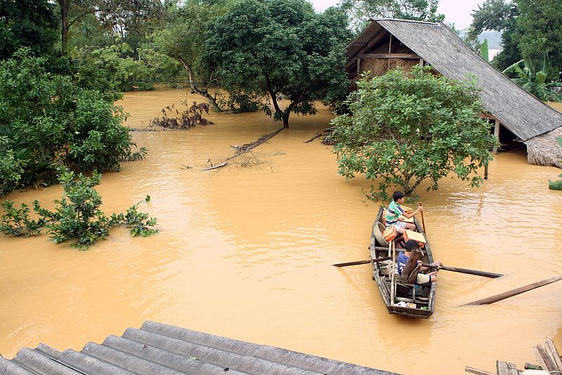 La crecida de las aguas ha anegado 100.000 casas y ha obligado a evacuar a medio millón de vecino en la región central de Vietnam, que se prepara para la llegada de una tormenta tropical. Al menos una veintena de personas han muerto.