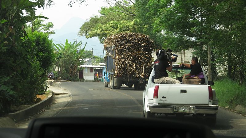 Juan graba a las patronas de vuelta del mercado