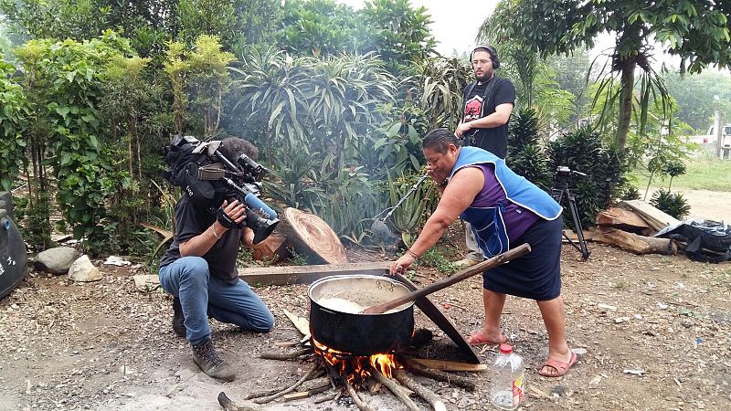 Marcelo y Juan ruedan a Guadalupe preparando el arroz