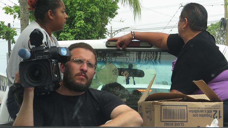 Juan acompaña a las patronas en su pick up