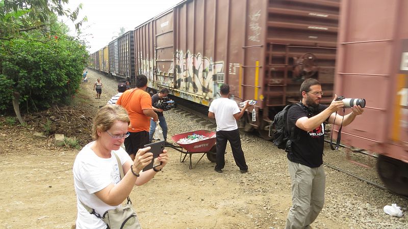 Teresa, Juan y Marcelo atentos con sus cámaras al paso del tren
