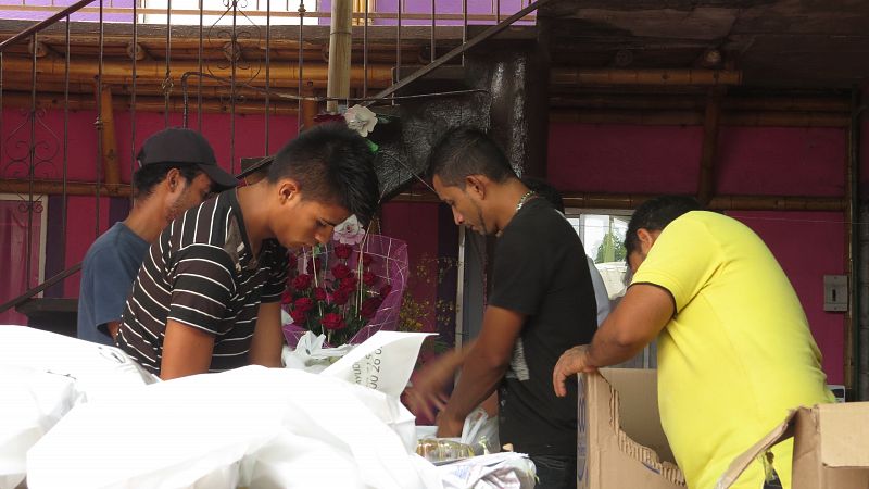 Migrantes hondureos empacando comida
