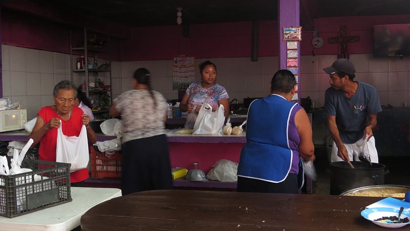 Actividad frenética preparando las bolsas de comida