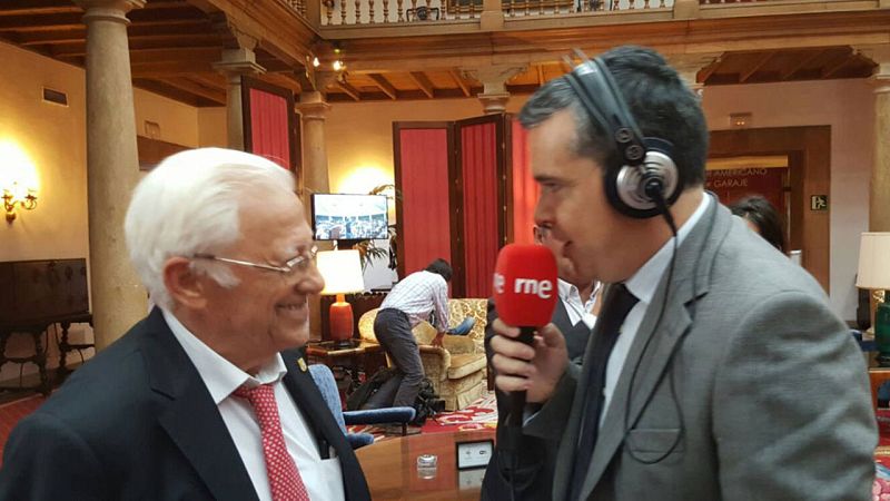 Alfredo Menéndez entrevista al Padre Ángel