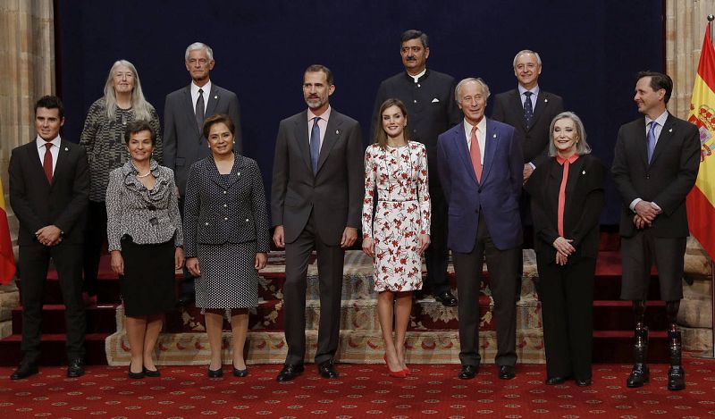 Posado de los reyes junto con los premiados