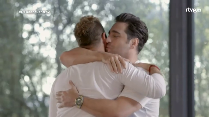 Bisbal y Bustamante se abrazan amistosamente