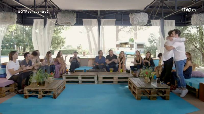 Bisbal y Bustamante se abrazan amistosamente