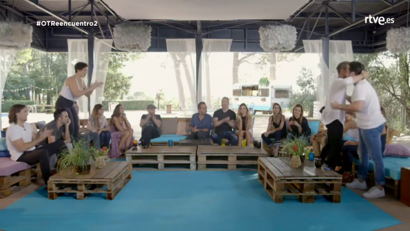 Bisbal y Bustamante se abrazan amistosamente