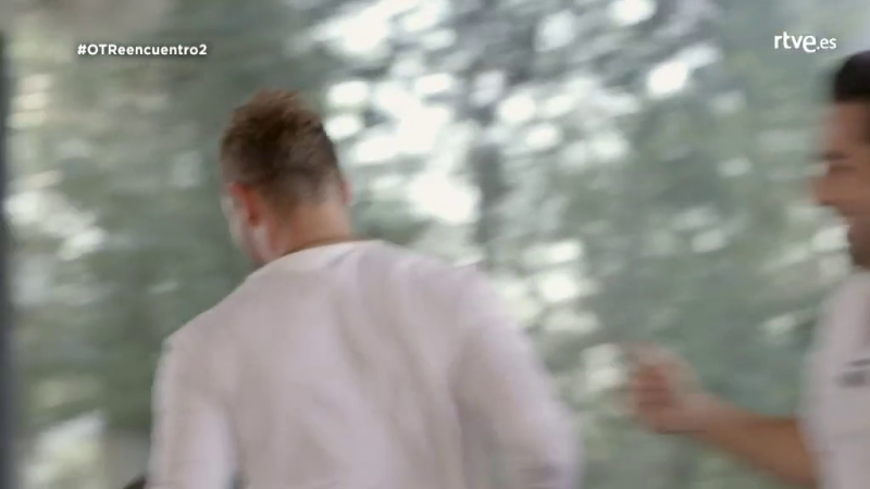 Terminado su abrazo con Bustamante, Bisbal no regresa a su sitio...