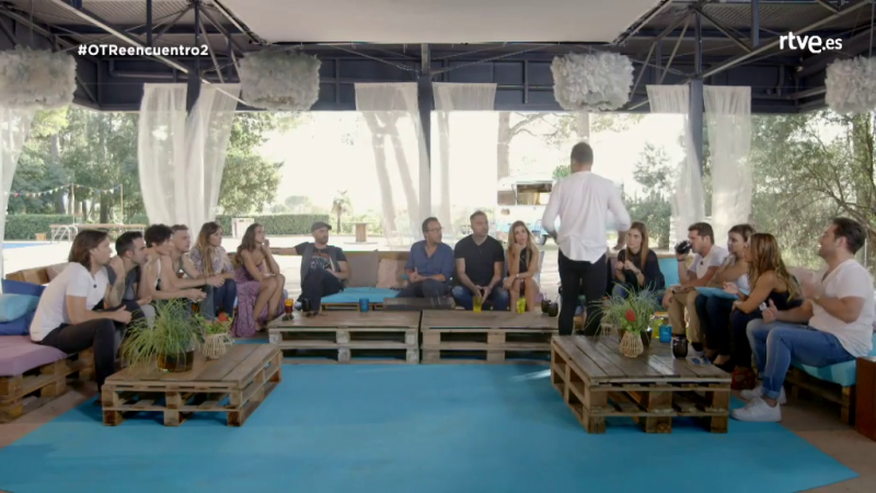 Bisbal gira su cabeza hacia Àngel para continuar con su explicación