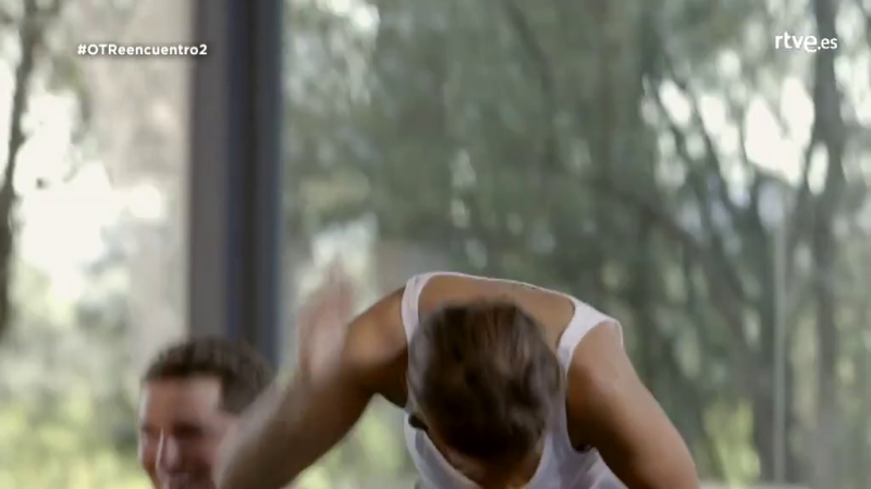 Chenoa se ríe al oir a uno de sus compañeros cantando "Escondidos"