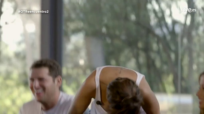 Chenoa se ríe al oir a uno de sus compañeros cantando "Escondidos"