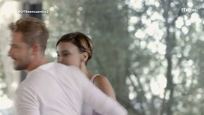 Todos los compañeros celebran este abrazo