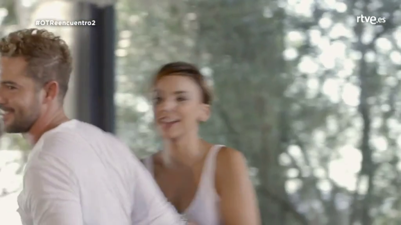 Todos los compañeros celebran este abrazo