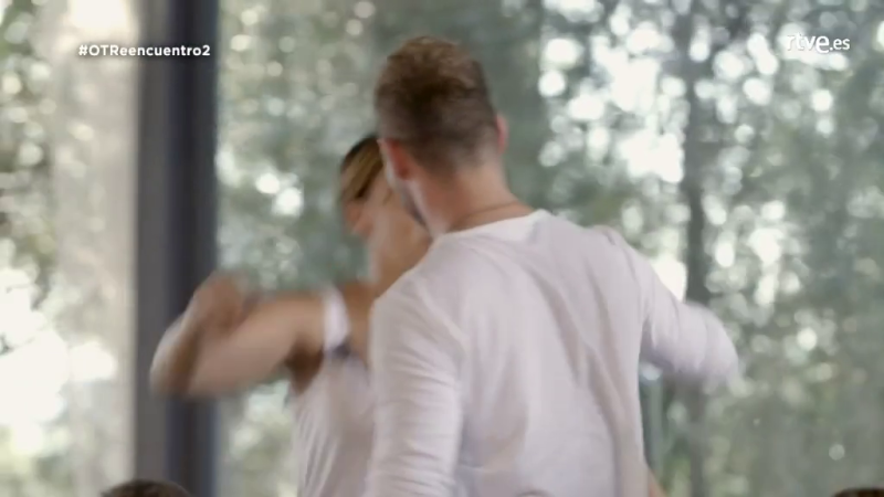 Chenoa se levanta y se dirige a Bisbal