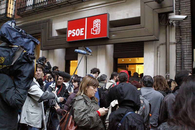 Numerosos medios de comunicación en la sede del PSOE