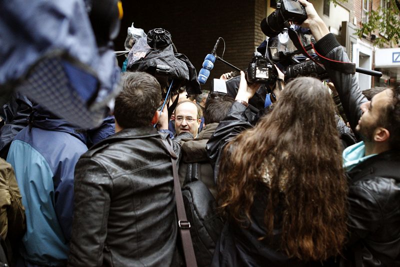El líder de los socialistas catalanes, Miquel Iceta, atiende a los medios a su llegada al Comité Federal