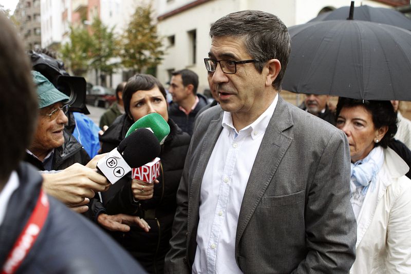 Patxi López atiende a la prensa a su llegada a Ferraz