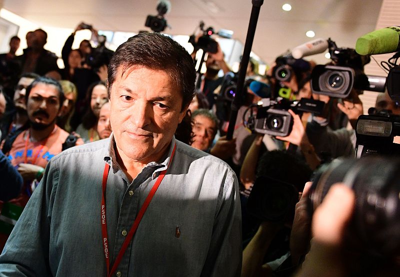 Javier Fernández, presidente de la gestora del PSOE, en la sede en Ferraz