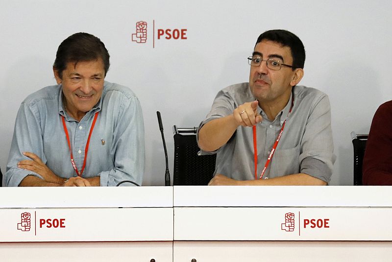 El presidente de la gestora del PSOE, Javier Fernández (i), y el vocal Mario Jiménez Díaz, antes de que comience la reunión