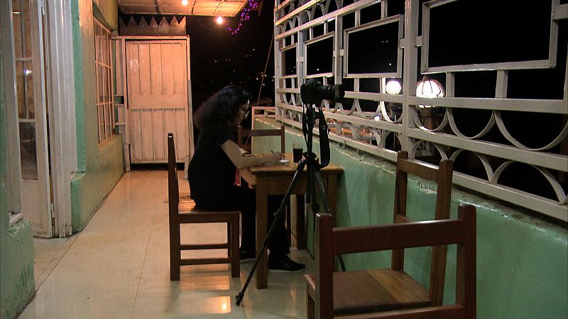 La fotógrafa Isabel Muñoz, en un momento de descanso en Congo