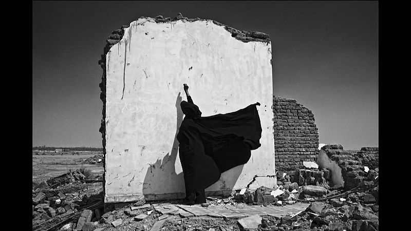 Marcia. 17 años, Irán. En 2003, el terremoto de Bam, en Irán, destruyó el 70% de los hogares. Un año después, Marcie, volvió a su casa. En la única pared que quedaba levantada escribió un poema a su hermana. Lo que ya nunca le podría contar.