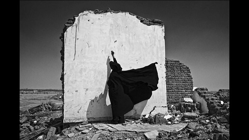Marcia. 17 años, Irán. En 2003, el terremoto de Bam, en Irán, destruyó el 70% de los hogares. Un año después, Marcie, volvió a su casa. En la única pared que quedaba levantada escribió un poema a su hermana. Lo que ya nunca le podría contar.