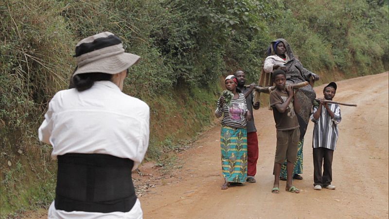 La fotógrafa Isabel Muñoz viaja a la zona de los Kivus, en el Congo: una tierra rica en minerales como el coltán y el oro y donde las mujeres y niñas viven un clima de violencia y barbarie