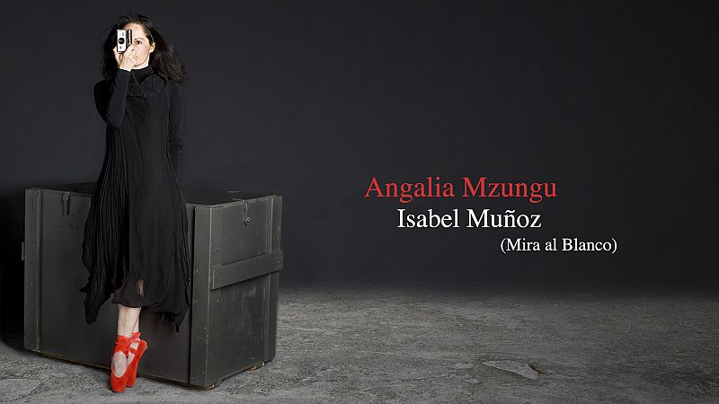 Cartel del documental "Angalía Mzungu" (Mira al blanco) sobre la fotógrafa Isabel Muñoz