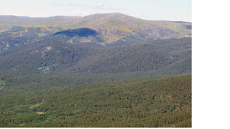 La sierra de Guadarrama en día de calima