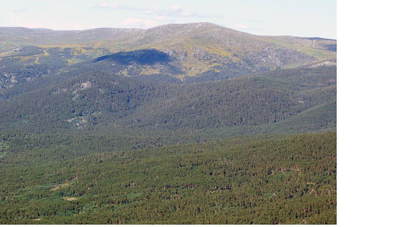 La sierra de Guadarrama en día de calima