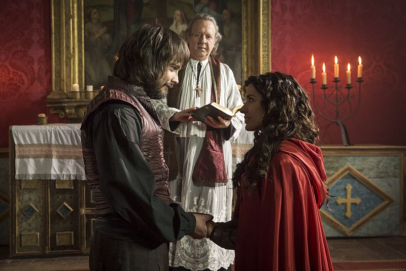 Águila Roja - Gonzalo y Margarita, frente al altar