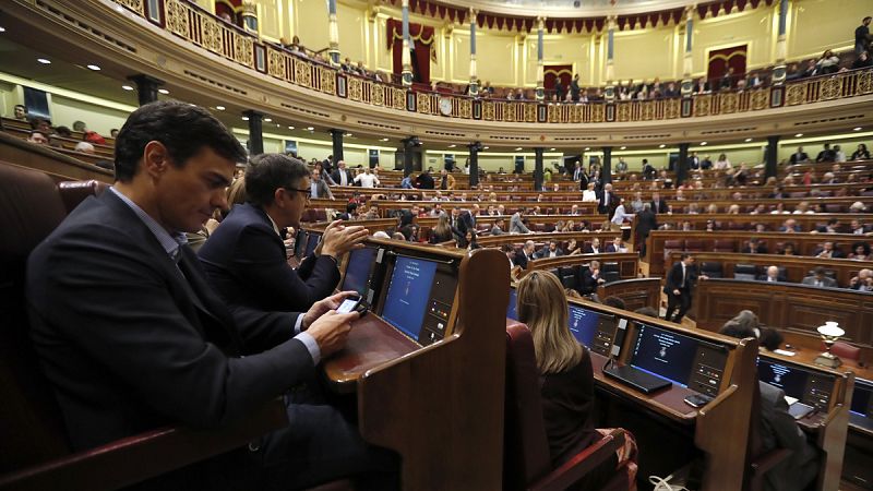 El exsecretario general del PSOE, Pedro Sánchez (i), junto al diputado socialista Patxi López (2i), al inicio de la segunda jornada del debate de investidura de Mariano Rajoy