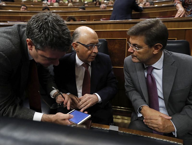 Los ministros de Hacienda y Justicia en funciones, Cristóbal Montoro (c) y Rafael Catalá (d), en sus escaños.