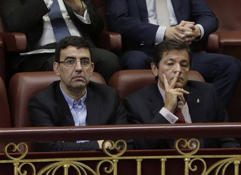 El presidente de la gestora del PSOE, Javier Fernández (d), y el portavoz de la misma, Mario Jiménez, siguen el debate desde la tribuna de invitados del Congreso.
