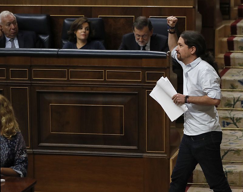 El secretario general de Podemos, Pablo Iglesias, levanta el puño tras su intervención.